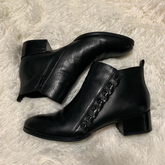Donald J. Pliner Shoes - 🍁Donald J Pliner Black Leather Booties